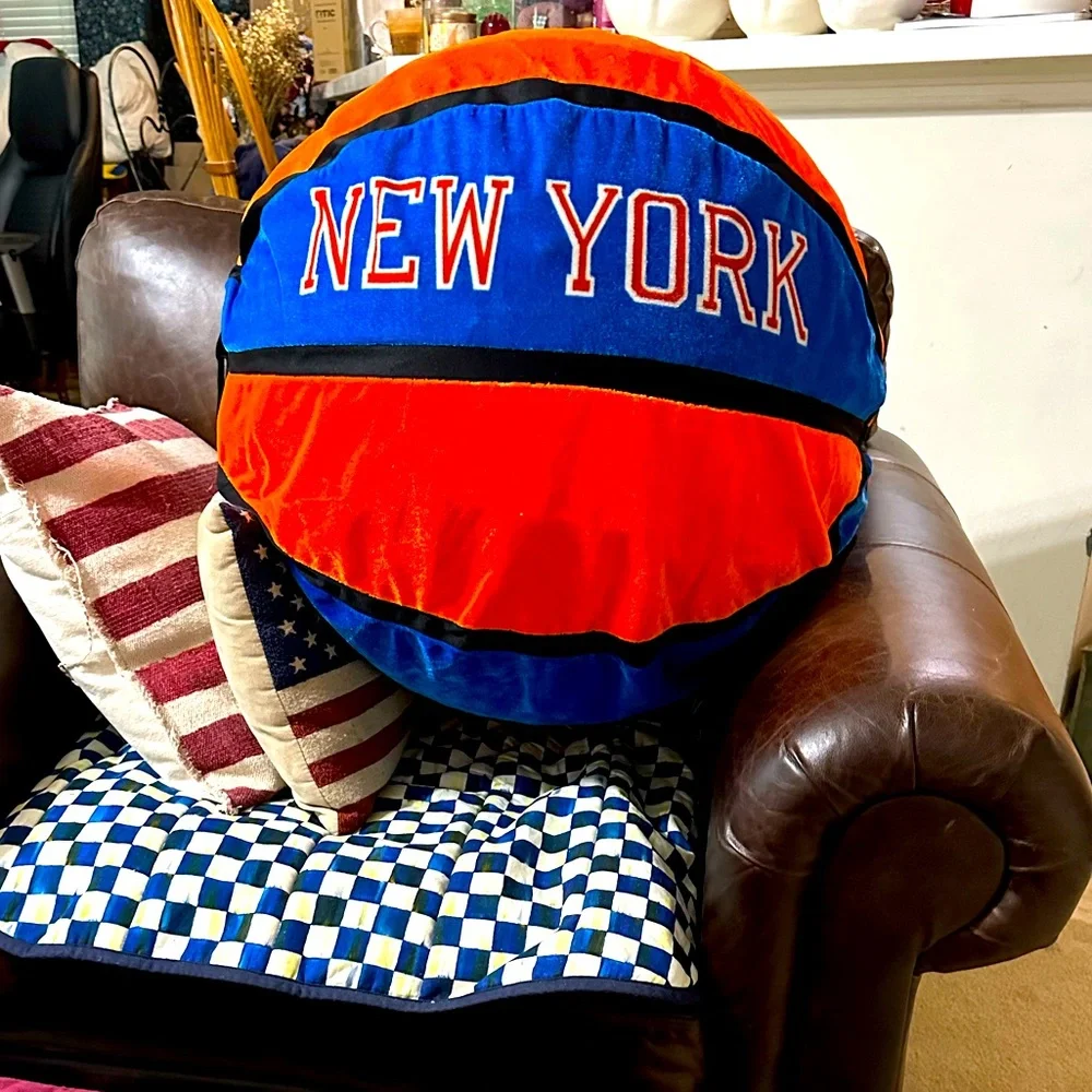 VTG RARE 25” XL NEW YORK KNICKS RUBBER BASKETBALL RODEO FAIR PRIZE ORANGE BLUE